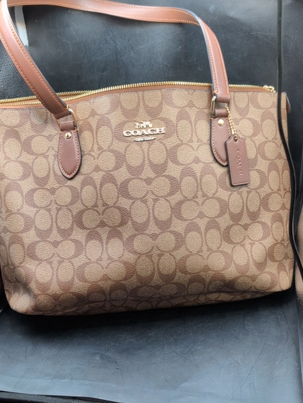 Coach Gallery Tote In Signature Canvas CH504